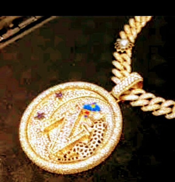 Collier en or avec pendentif en diamant