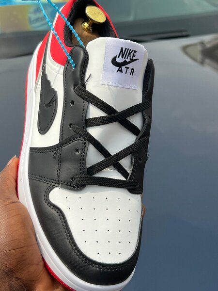 Baskets Nike ATR Noir et Blanc