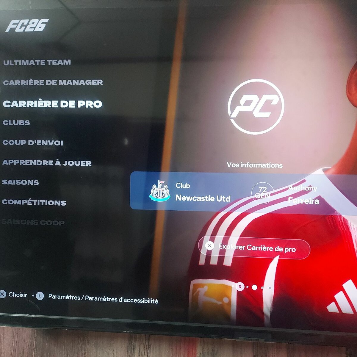 Console PS4 avec deux manettes