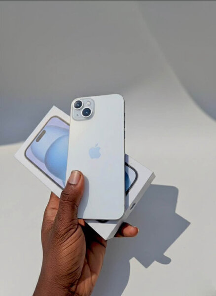 iPhone 15 simple moderne blanc