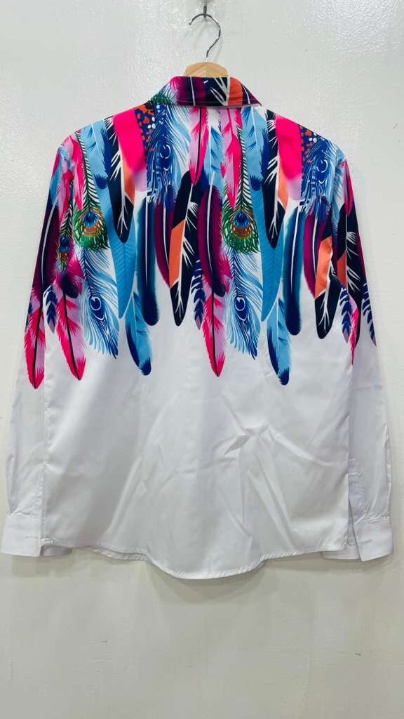 Chemise à plumes colorées