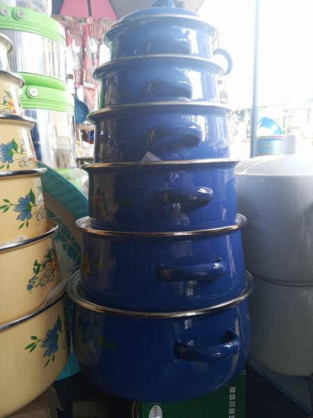 Marmites empilables en émail bleu