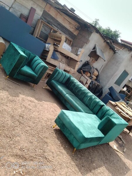 Canapé en cuir vert pour salon moderne