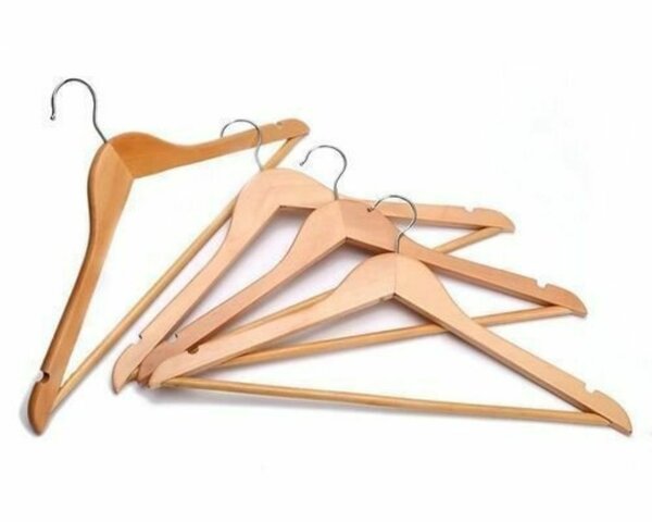 06 Cintres en bois élégants