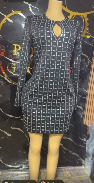 Robe élégante avec découpes