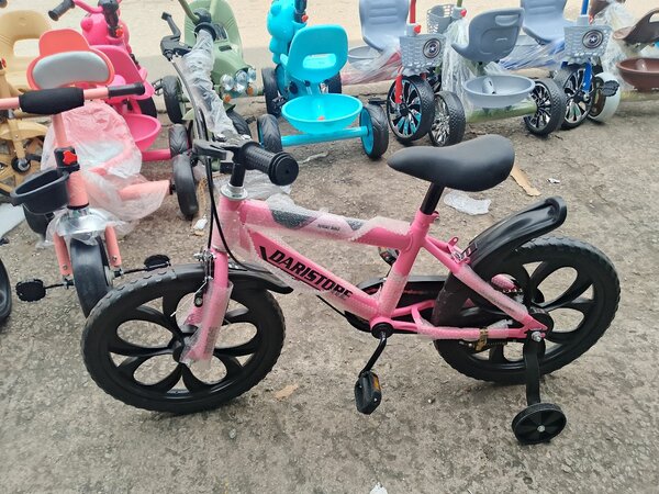 Vélo enfant coloré avec stabilisateurs