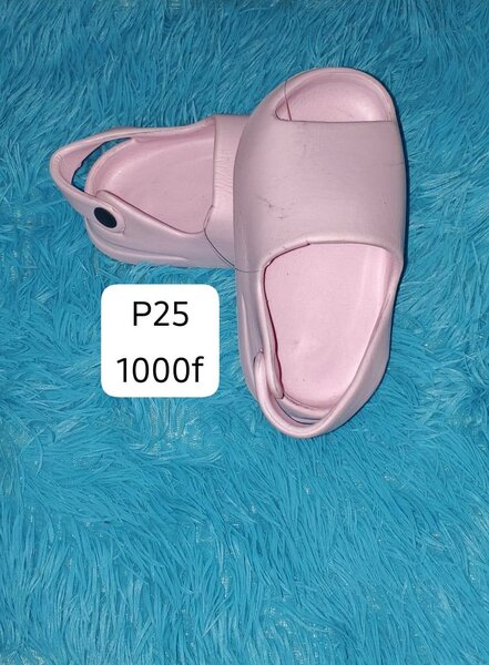 Sandales en plastique coloré