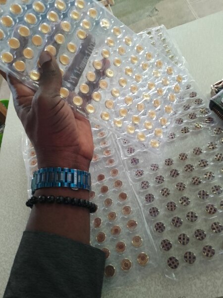 Boutons dorés en métal