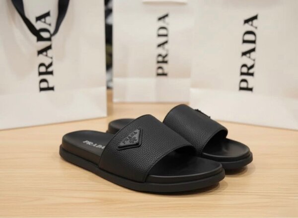 Sandales Prada en cuir noir