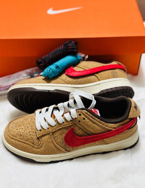 Baskets en daim marron et rouge