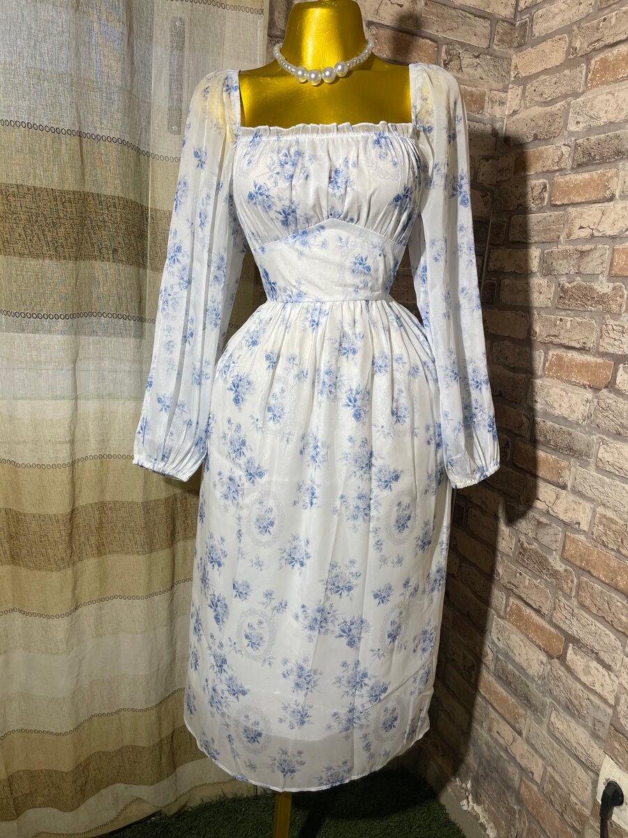 Robe fleurie blanche à manches longues