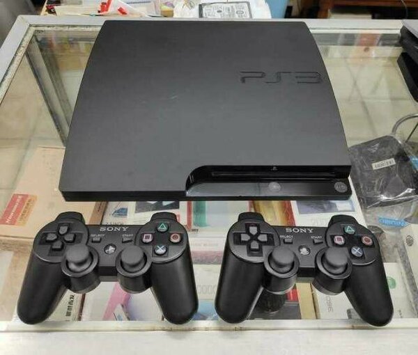 Console Sony PS3 avec 2 manettes