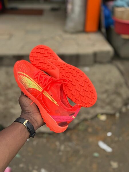 Chaussures de sport rouges