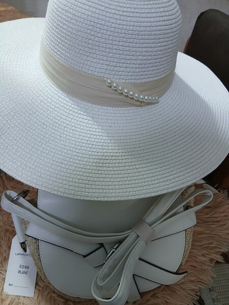 Chapeau d'été blanc élégant