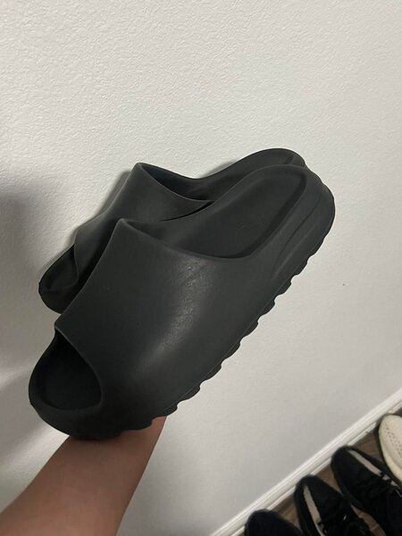 Claquettes noires confortables