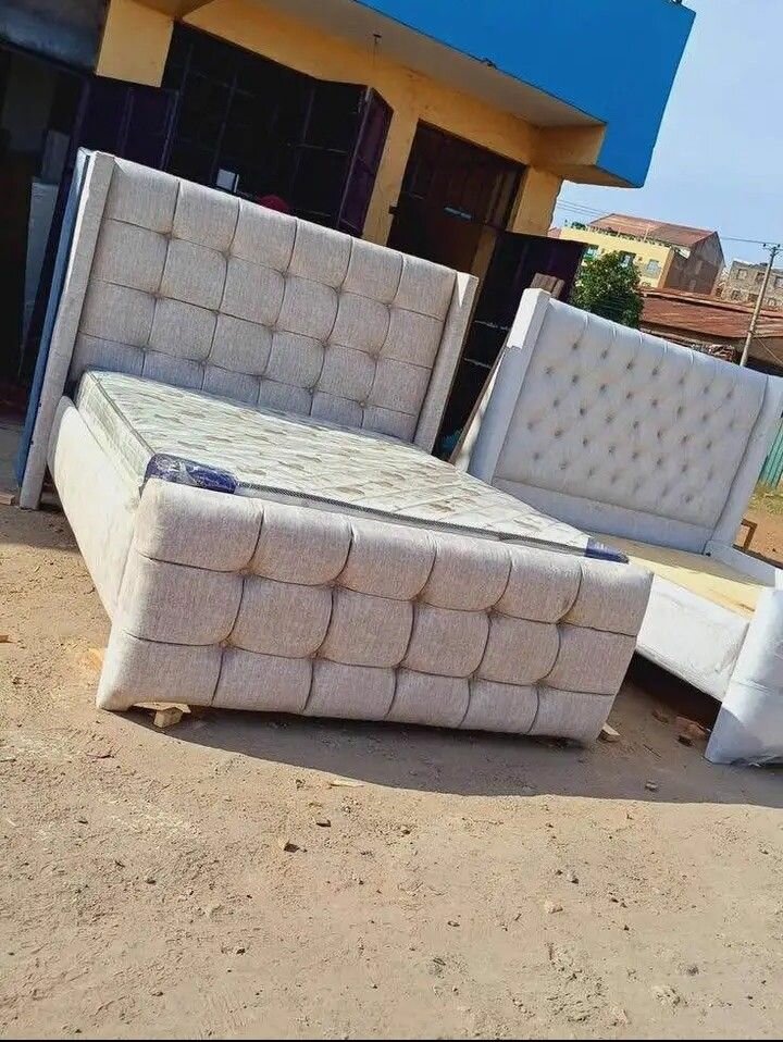 Lit double capitonné en tissu