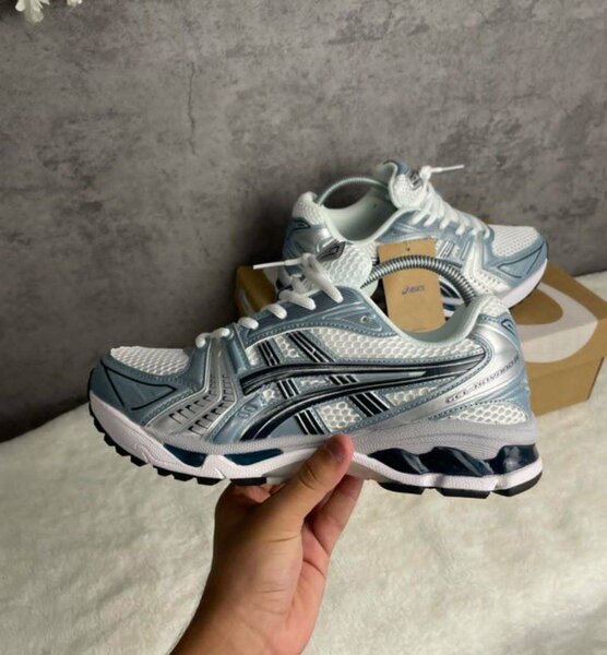 Chaussures de course Asics légères