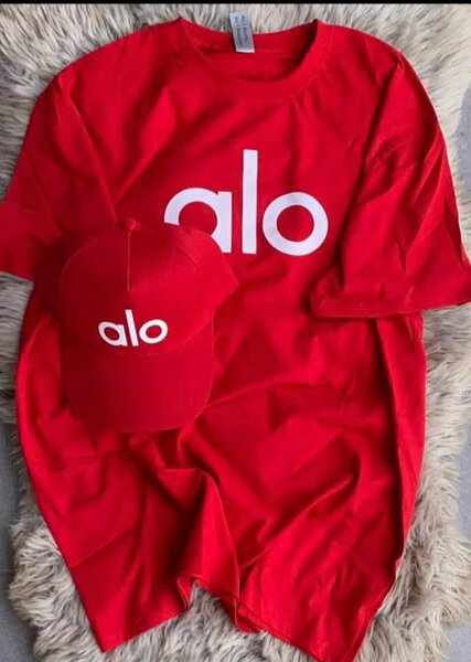 T-shirt et casquette rouges Alo