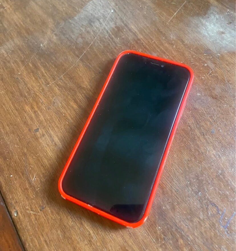 iPhone XR avec coque rouge