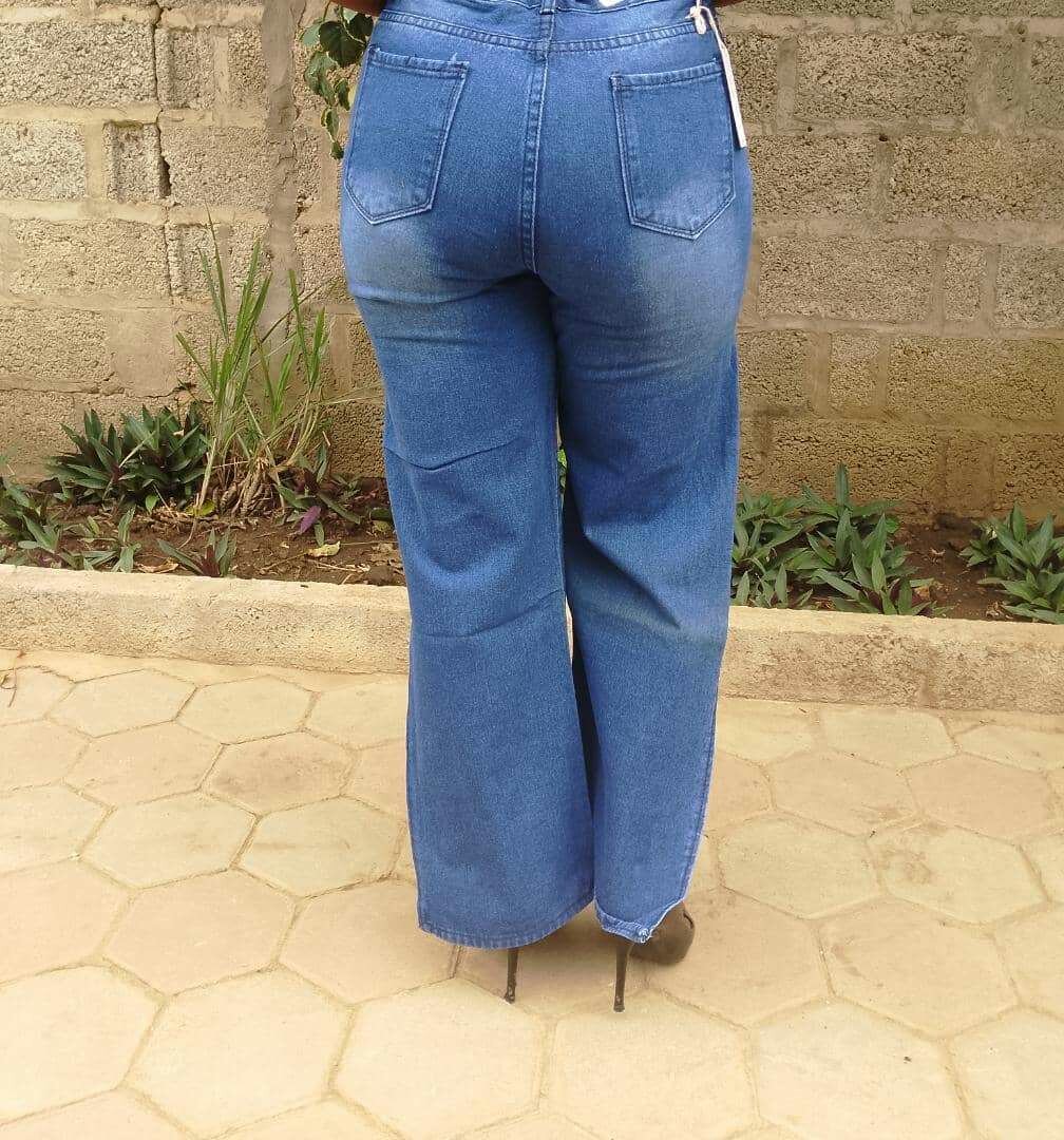 Boyfriend jeans with slits