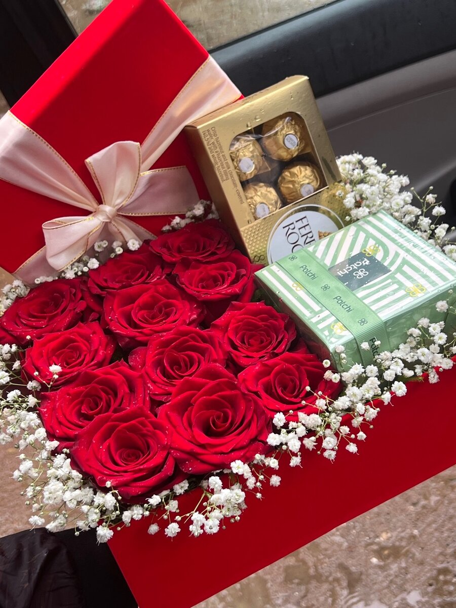 Coffret Cadeau avec Roses et Chocolats