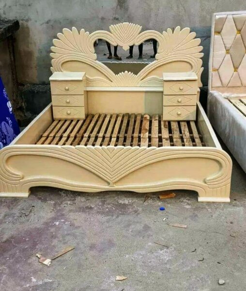 Lit en bois sculpté avec rangement