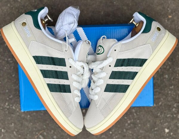 Chaussures Adidas blanches et vertes