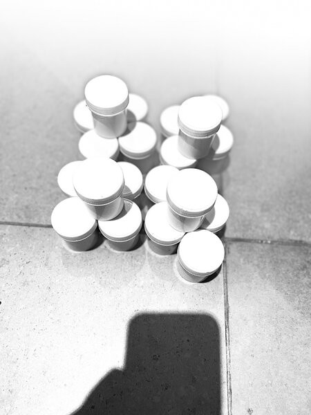 Pots en plastique avec couvercles