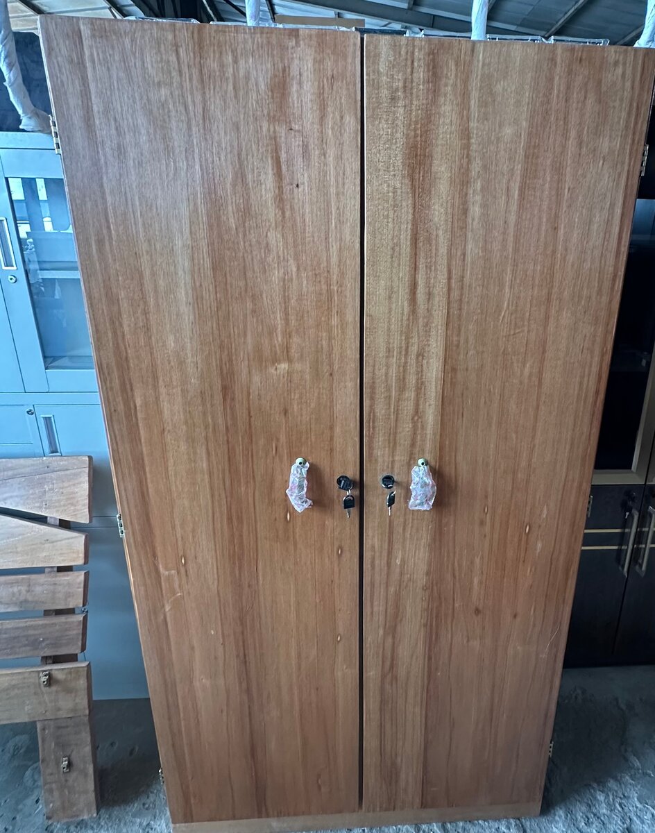 Armoire en bois spacieuse