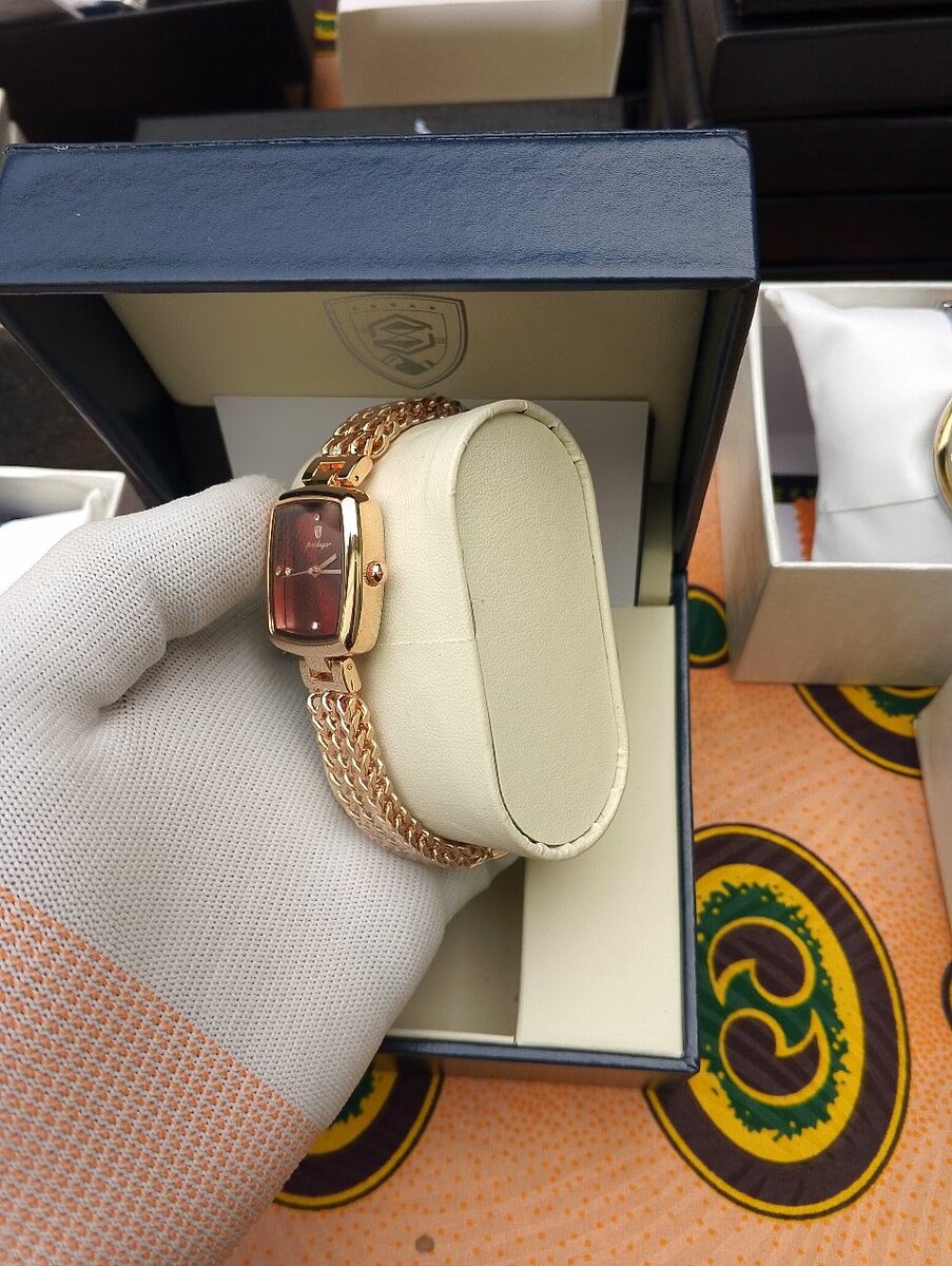 Montre Femme Dorée Élégante