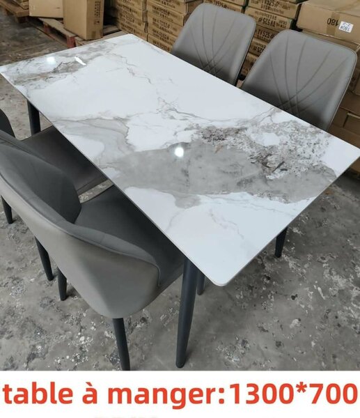 Table à manger marbrée élégante