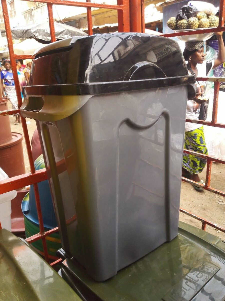 Poubelle à Couvercle Basculant