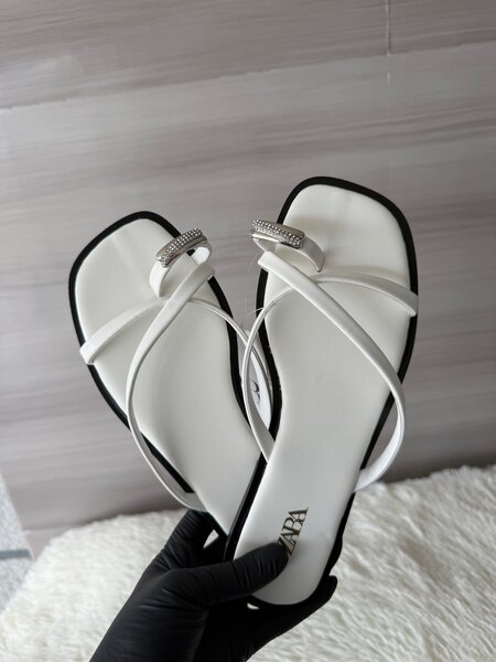 Sandales plates en cuir blanc