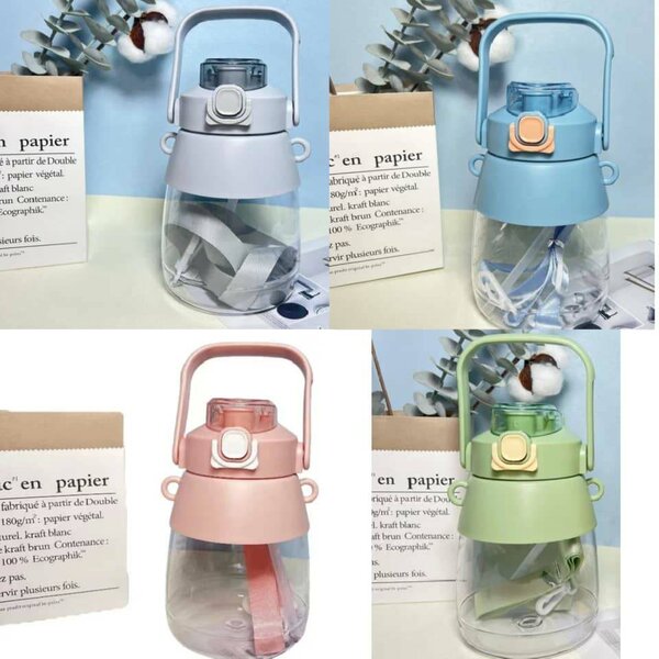 Bouteille d'eau avec paille