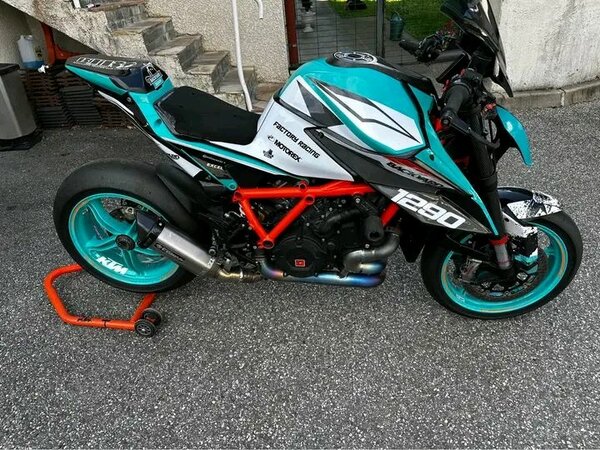 Moto sportive 1290cc turquoise