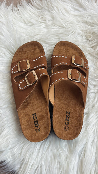 Sandales plates en cuir marron