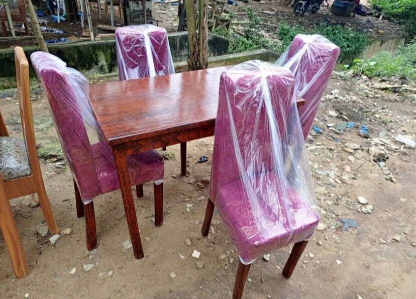 Table à manger en bois avec 4 chaises