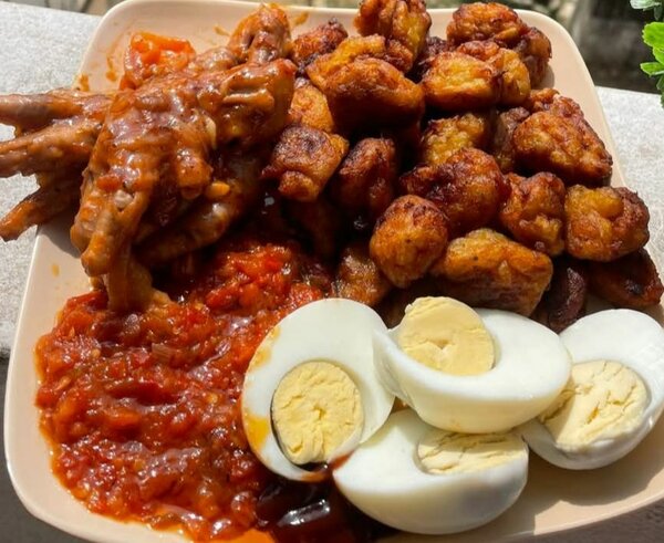 Assiette de plantains frits et accompagnements
