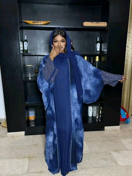 Abaya longue bleue en soie luxueuse pour femmes
