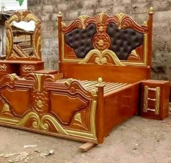 Lit en bois avec tête de lit capitonnée marron et doré