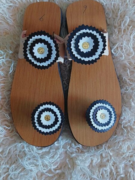 Tongs en bois élégantes