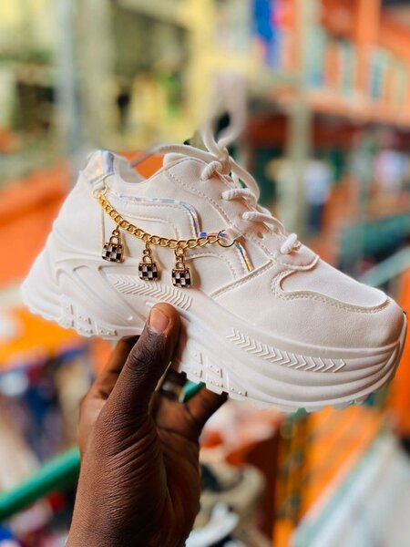 Basket tendance avec breloques