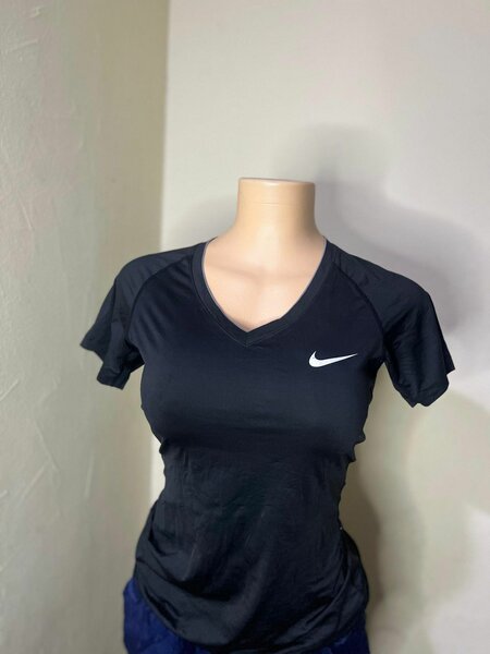 T-shirt Nike noir pour femme