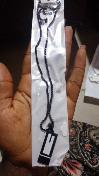 Collier Pendentif Noir Élégant