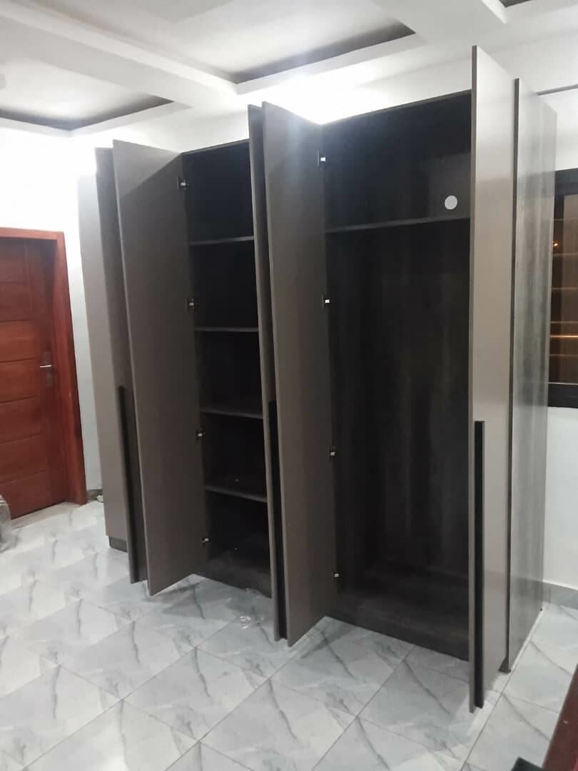 Armoire moderne à 6 battantes