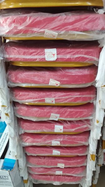 Chaises empilables rouges élégantes