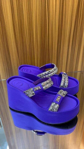 Tongs compensées glamour