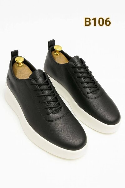 Sneakers noires modernes