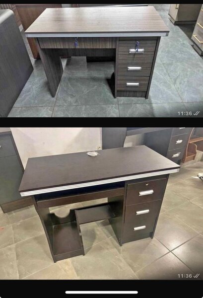 Bureau moderne avec tiroirs