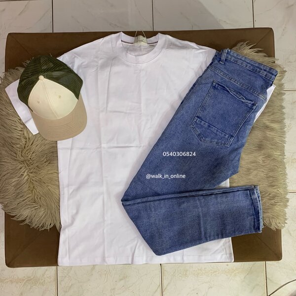 T-shirt, jeans trousers and cap